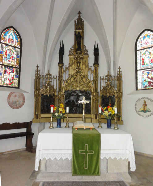 Datei:Altar der evangelischen Kirche in Attersee.jpg