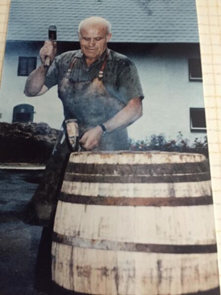 Datei:Bindermeister Schüssler.jpg