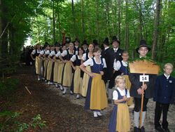 Volkstanzgruppe Aufmarsch.jpg