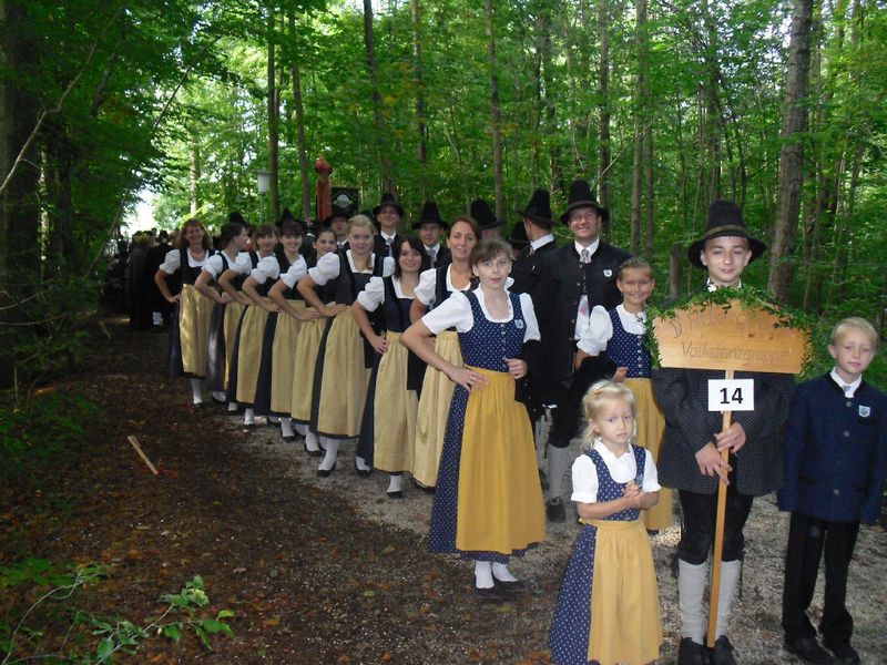 Datei:Volkstanzgruppe Aufmarsch.jpg