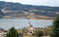 Steinbach, Blick zur Kirche mit See.jpg