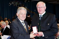 Verleihung Silbernes Verdienstzeichen Franz Hauser.jpg