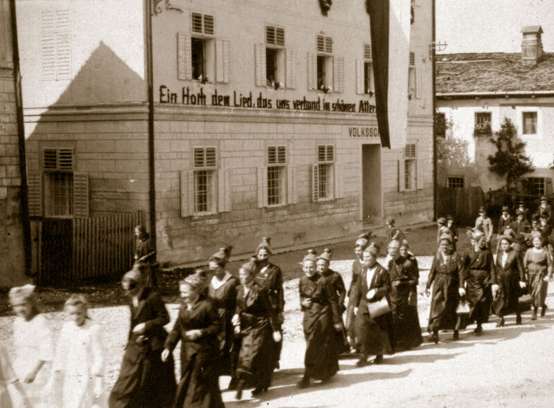 Datei:Volksschule Festzug.jpg