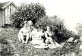 Familie mit Hund am See 1934