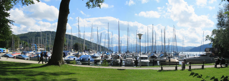 Datei:Bootsliegeplätze in der Marina in Schörfling.jpg