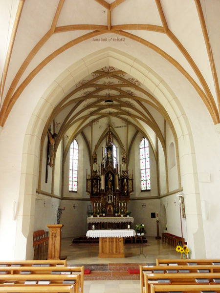 Datei:Pfarrkirche Seewalchen, Altar.jpg