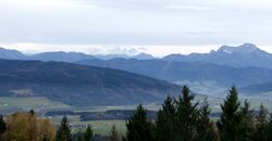 Attergauer Aussichtsturm, Ausblick zum Dachstein und Schafberg.jpg