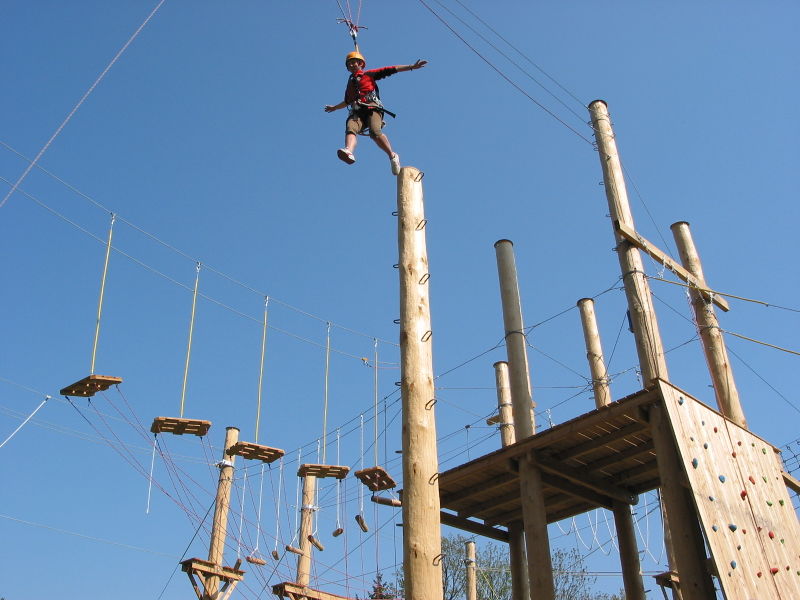 Datei:Hochseilgarten Bamper-Pole.jpg