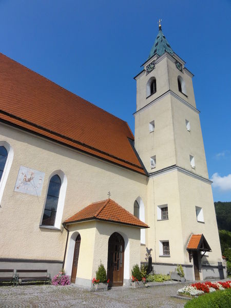 Datei:Eingangsseite dere Pfarrkirche Weyregg.JPG