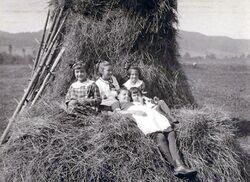 KinderHeuhaufen1916.jpg