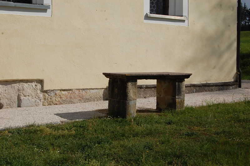 Datei:Steinerner Tisch vor der Filialkirche Peter und Paul in Berg.JPG