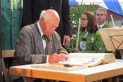 2014 Ehrung Limberger Eintrag ins Goldene Buch.JPG