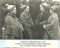 Goldhaubenfrauen im Gespräch 1949