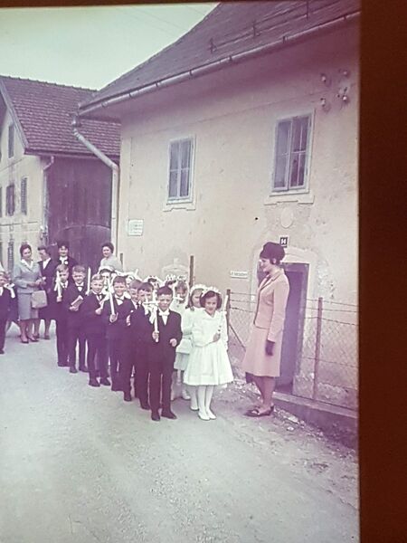 Datei:Ernstkommunion-Treffpunkt Pfarrhof.jpg