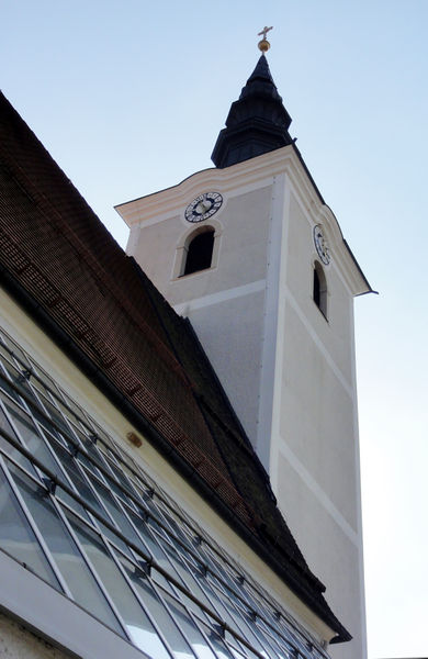Datei:Turm der Pfarrkirche Seewalchen.jpg