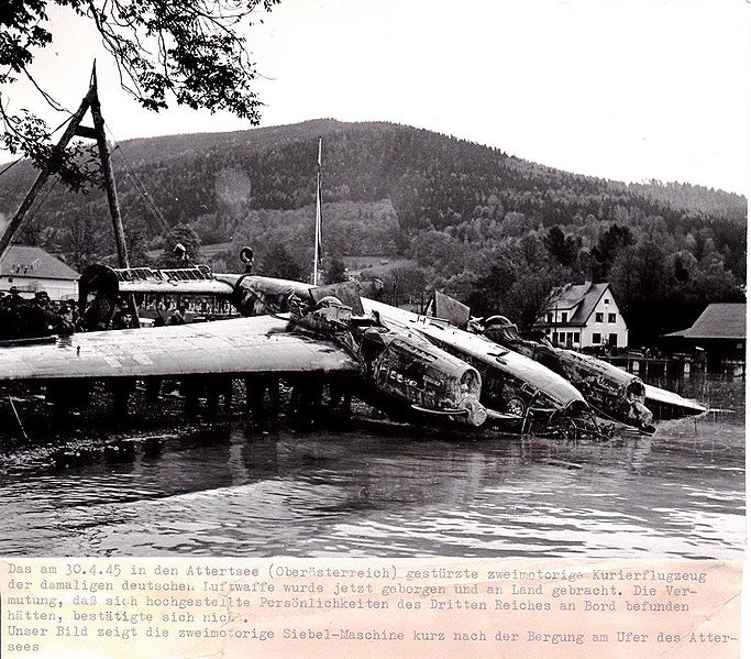 Datei:Flugzeug Attersee.jpg