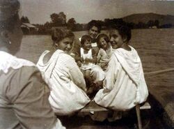 Damenbootfahrt1915.jpg