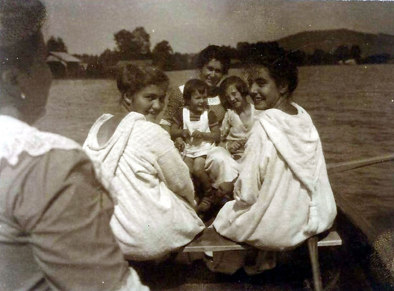 Datei:Damenbootfahrt1915.jpg