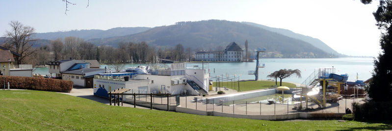 Datei:Strandbad Seewalchen, Schloss Kammer.jpg