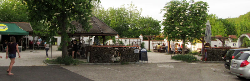 Datei:Mostschänke Zeininger Innenhof.jpg