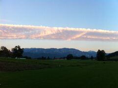 Der Föhn zieht ein Wolkenband vor das Höllengebirge