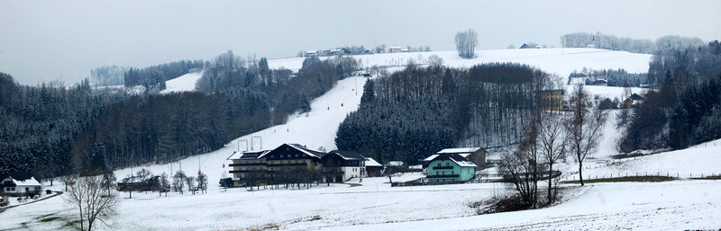 Datei:In Richtung Kronberglift Kronbergkapelle.jpg