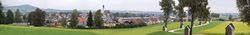 Panoramabild St. Georgen mit Kalvariengruppe.jpg