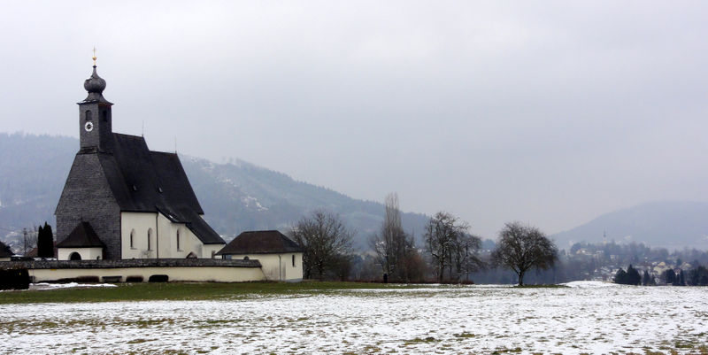 Datei:Abtsdorfkirche in Richtung Attersee.jpg