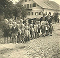 Kindergartenkinder am Anger 1947