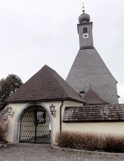Zugang zur Pfarrkirche Abtsdorf.jpg