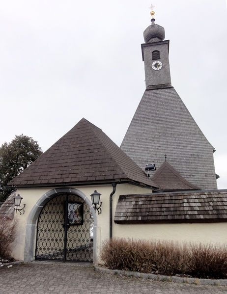 Datei:Zugang zur Pfarrkirche Abtsdorf.jpg