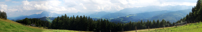 Datei:Am Hongar, Südpanorama, Traunstein, Höllengebirge.jpg