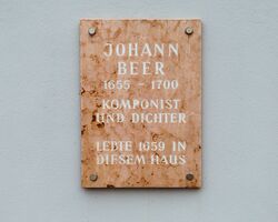 Steinerne Gedenktafel mit der Inschrift "Johann Beer 1655 - 1700 Komponist und Dichter lebte 1659 in diesem Haus"